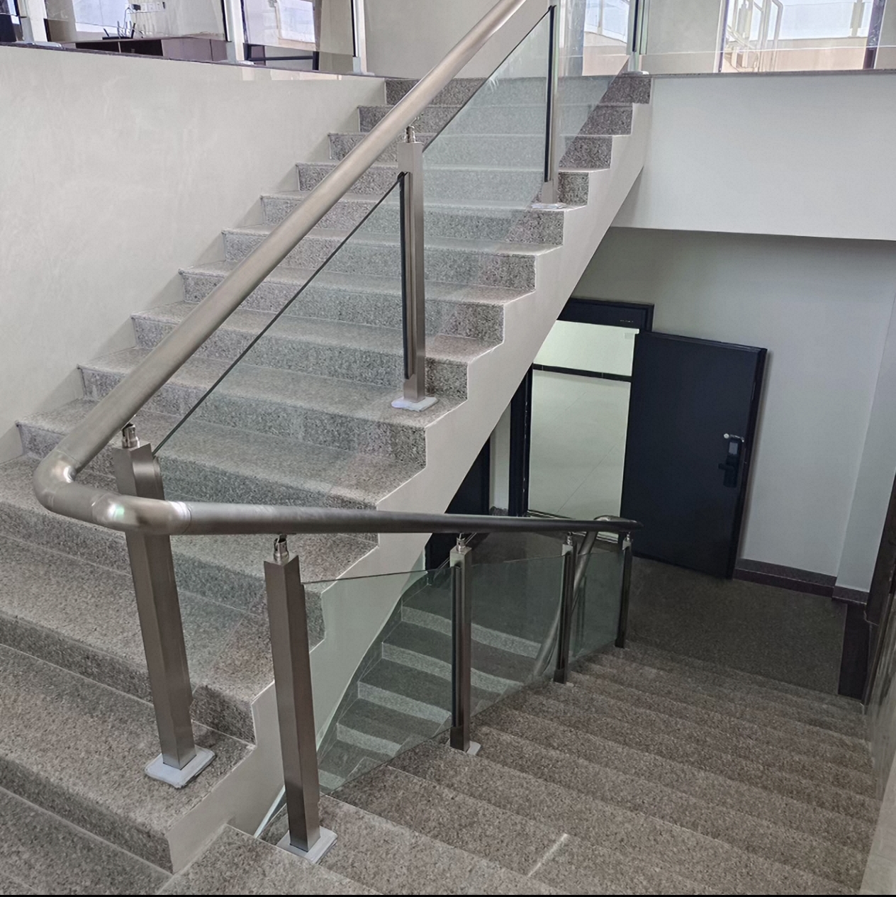 不锈钢玻璃楼梯扶手