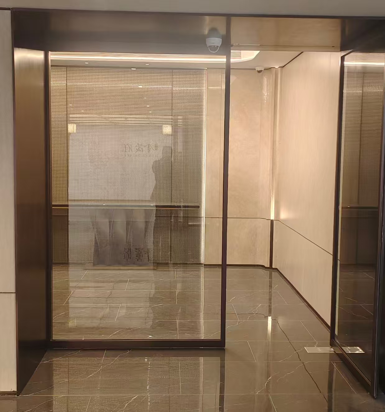 地下室楼道入口金属玻璃门