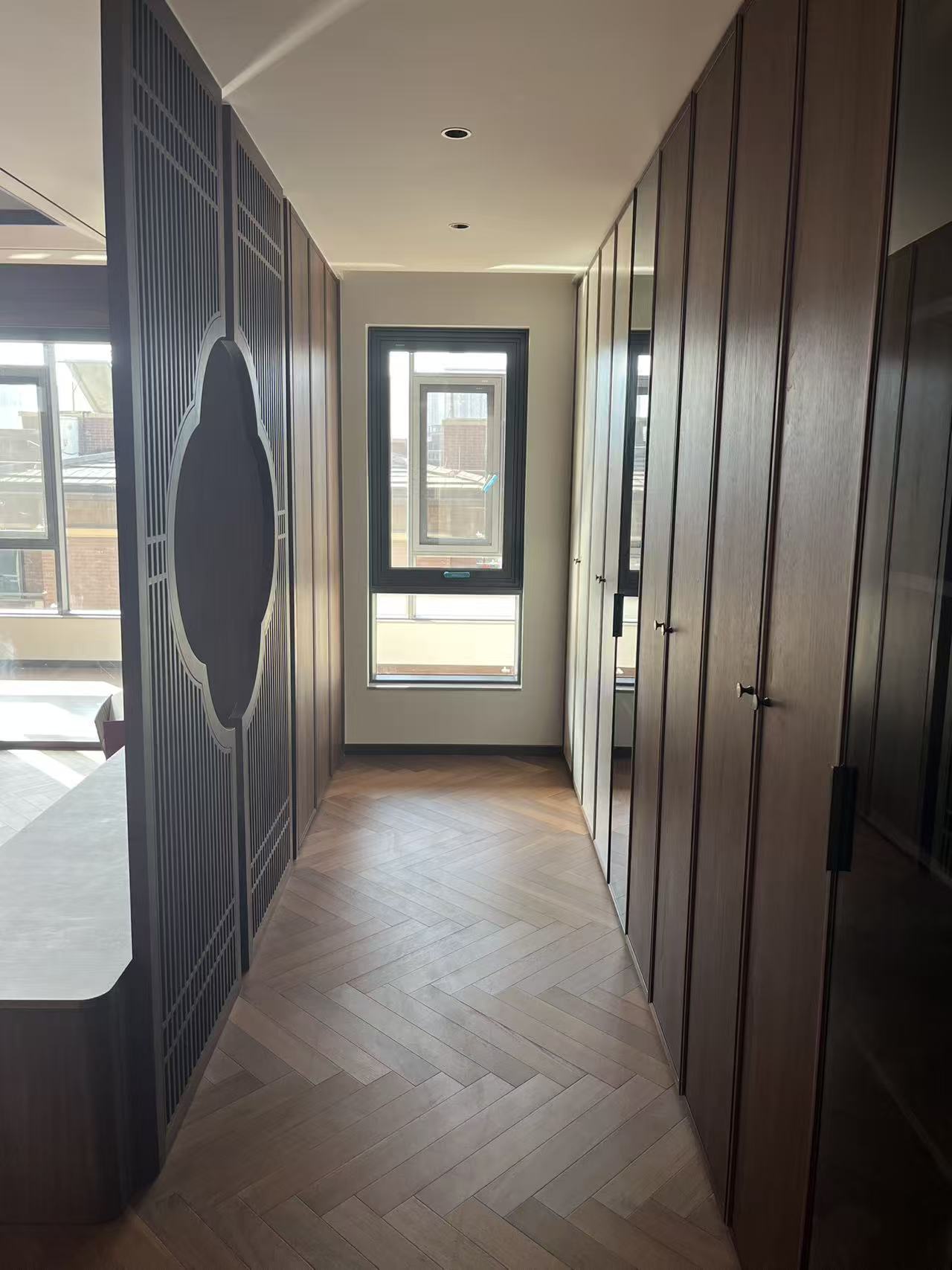 新中式花格屏风衣帽间走廊系统