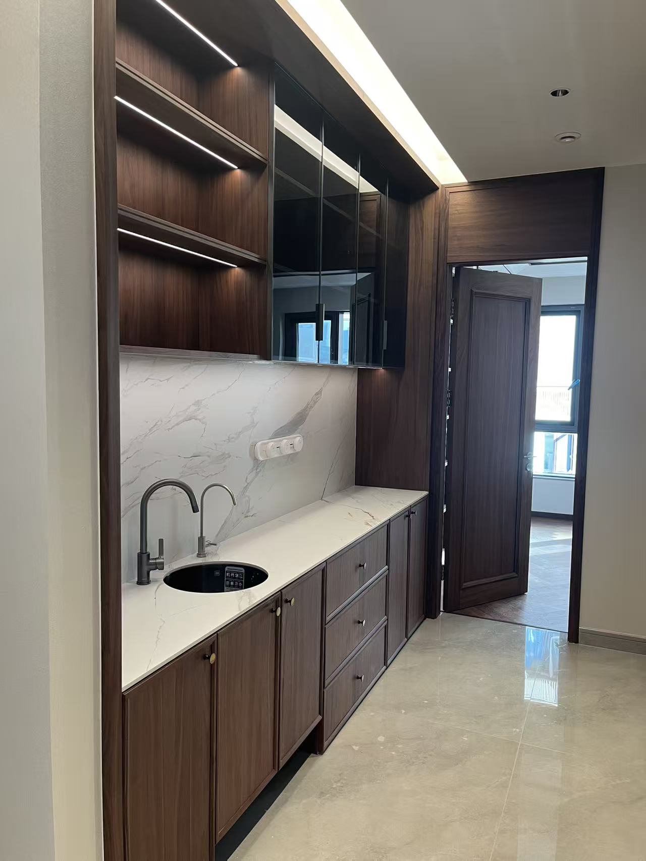 胡桃木厨房橱柜与大理石台面组合