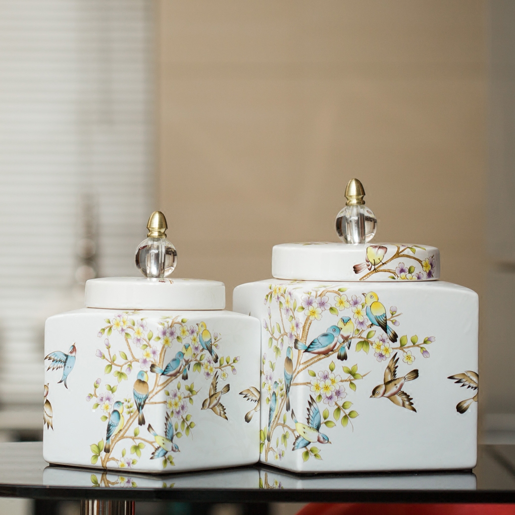 中式花鸟彩绘陶瓷储物罐一对 水晶钮盖茶叶罐