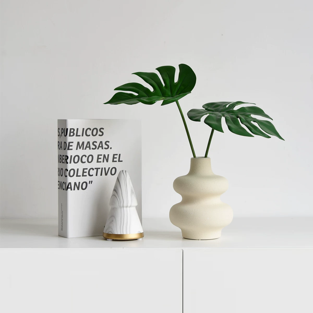 北欧极简波浪造型陶瓷花瓶搭配大理石纹锥形摆件