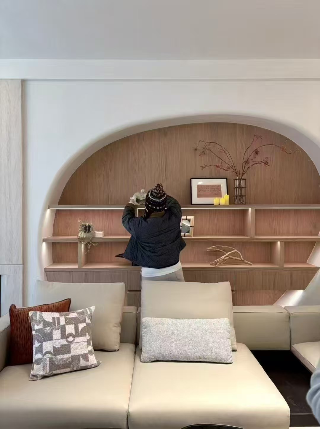 弧形实木展示书架