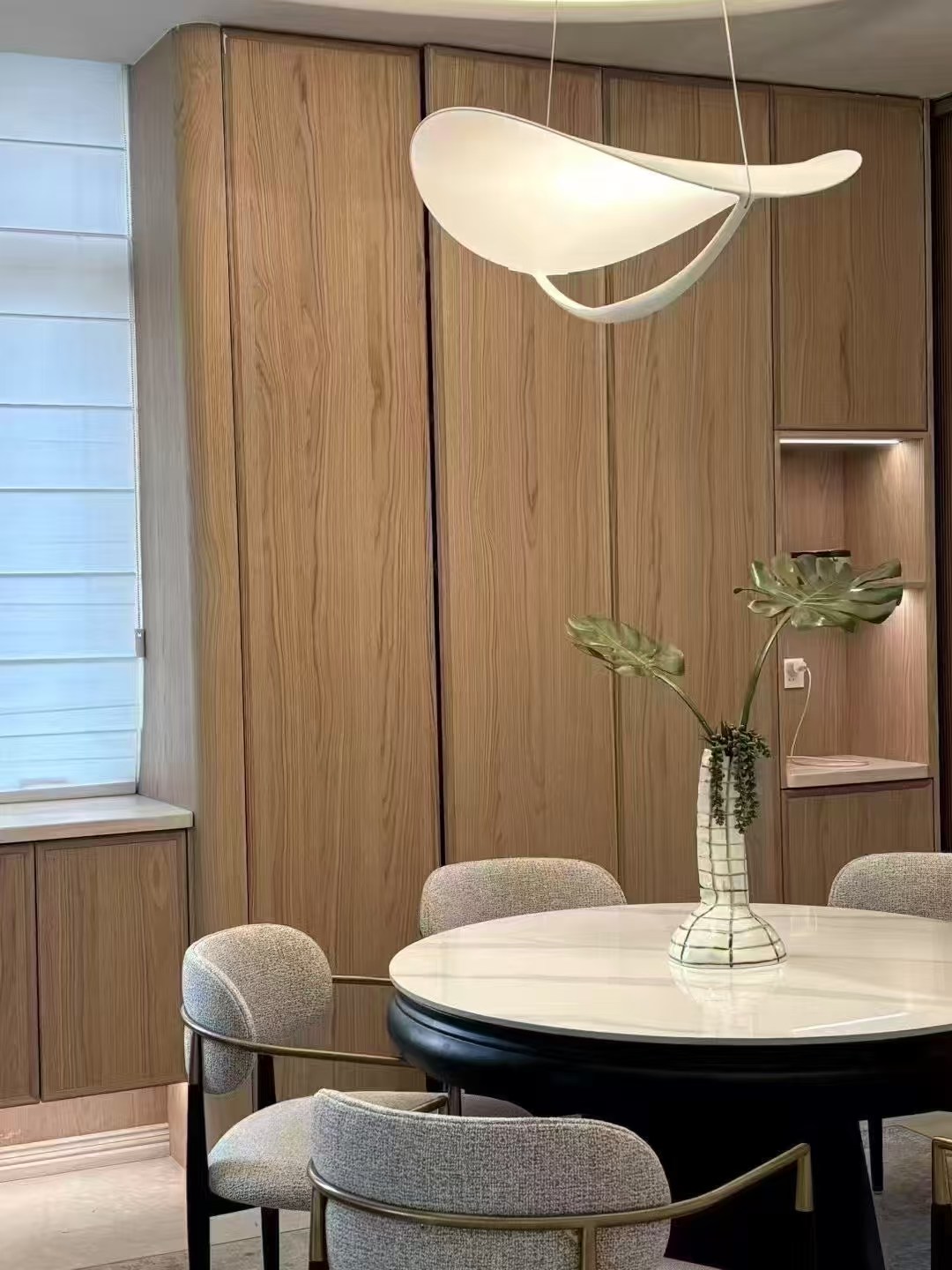 天然橡木餐厅护墙板与壁龛展示柜